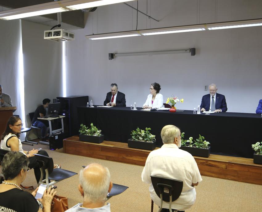 Recibe la Biblioteca Pública Juan José Arreola fondo documental del doctor Ladrón de Guevara