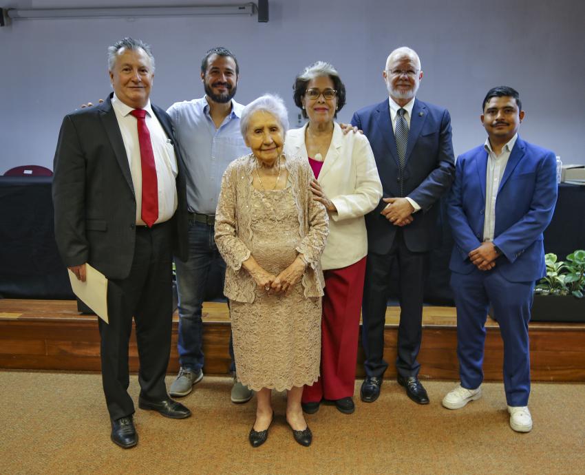 Recibe la Biblioteca Pública Juan José Arreola fondo documental del doctor Ladrón de Guevara