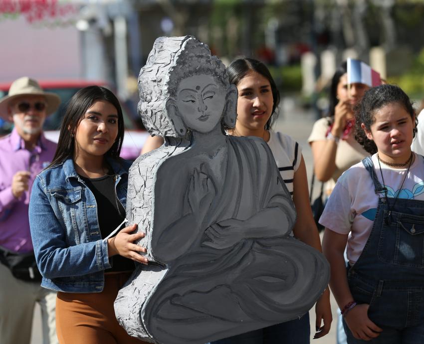 CUAAD se engalana con fiesta literaria, que incluye desfile y conversatorios