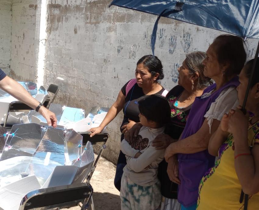 Con taller de estufas solares, UACI y CUTonalá impulsan transición energética de pueblos originarios del AMG