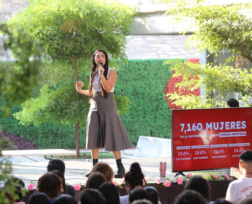 Zoé García charla sobre menstruación en Preparatoria 18