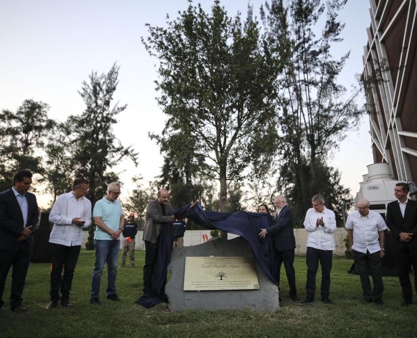 Colocan monumento vivo en memoria de Raúl Padilla López