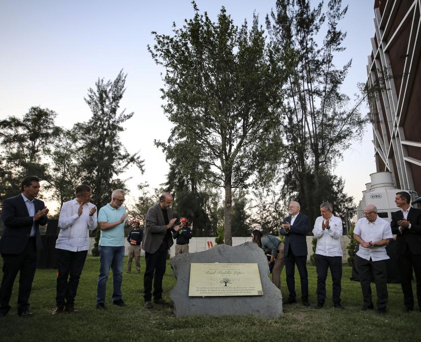 Colocan monumento vivo en memoria de Raúl Padilla López