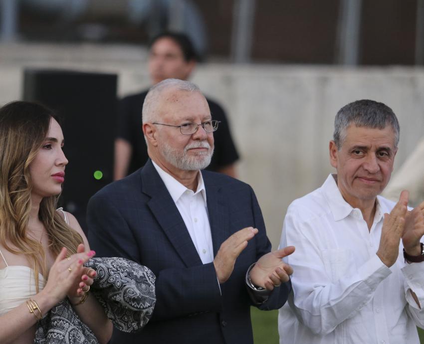 Colocan monumento vivo en memoria de Raúl Padilla López