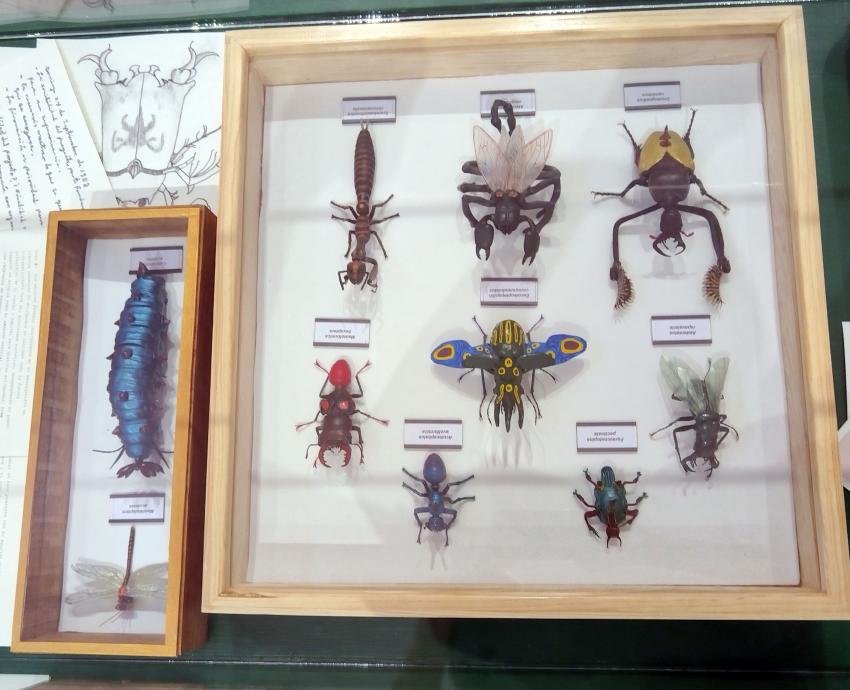 Insectos de una realidad biopunk invaden el Panteón de Belén