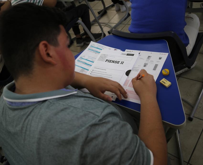Presentan examen de admisión aspirantes a bachillerato de la UdeG