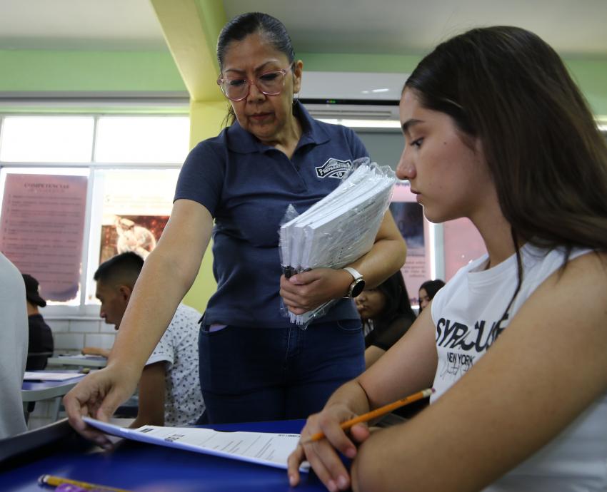 Presentan examen de admisión aspirantes a bachillerato de la UdeG