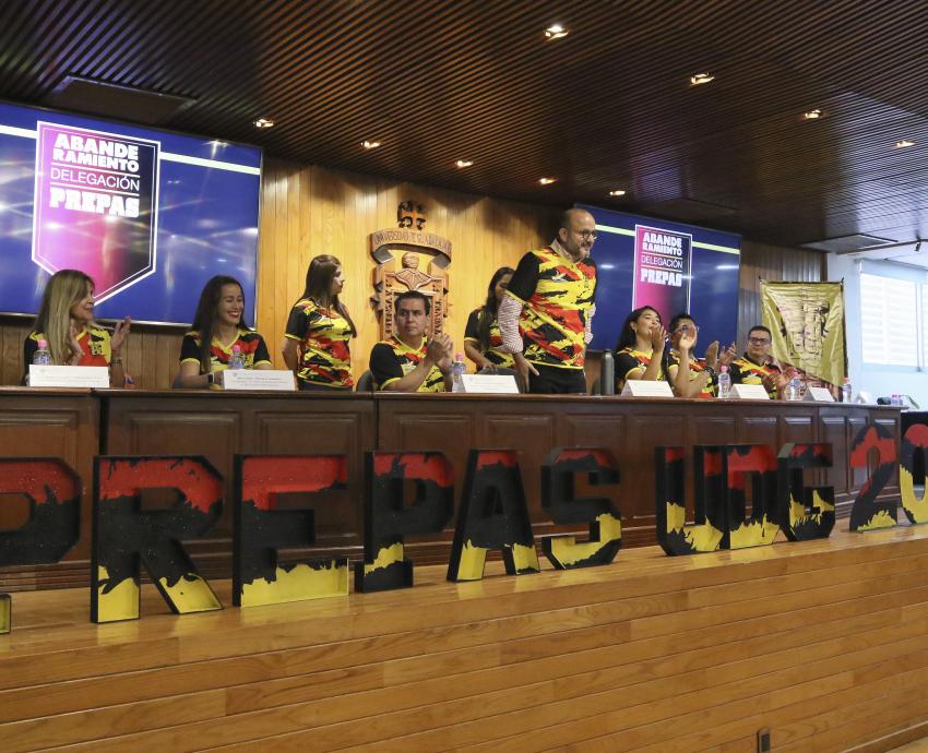 Rector General abandera a deportistas de preparatorias UdeG 