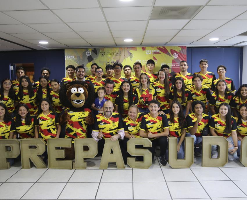 Rector General abandera a deportistas de preparatorias UdeG 