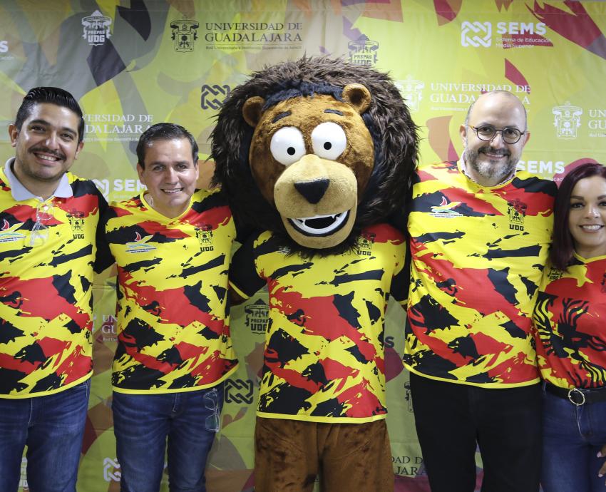 Rector General abandera a deportistas de preparatorias UdeG 