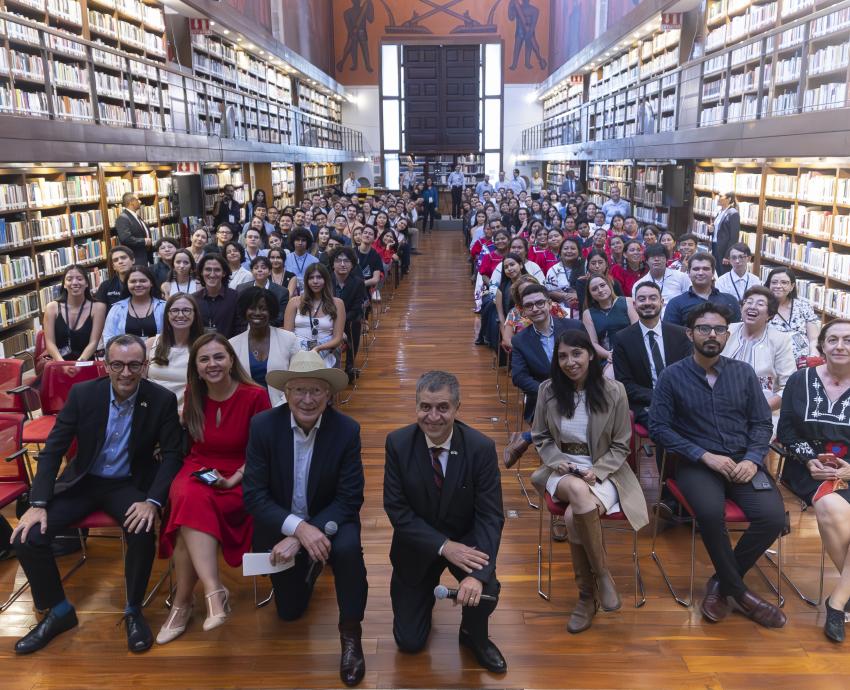 Embajador de EUA charla con estudiantes de UdeG