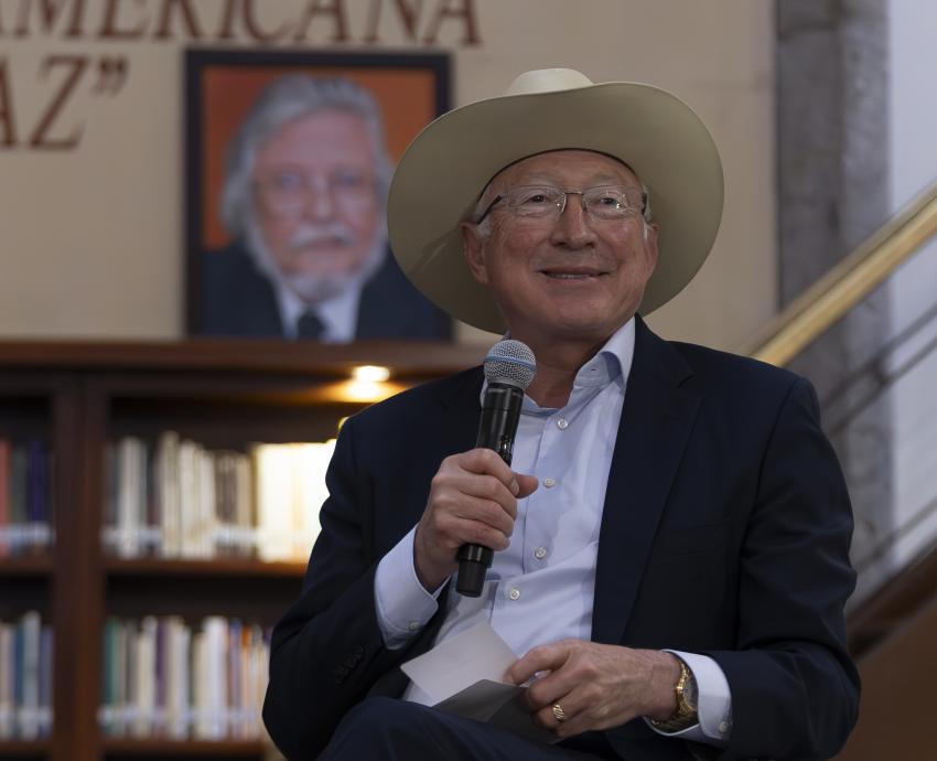 Embajador de EUA charla con estudiantes de UdeG