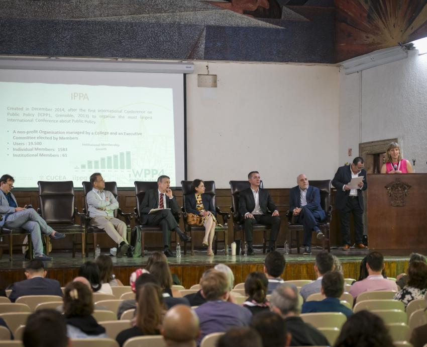 Especialistas internacionales participan en talleres sobre políticas públicas, en Preparatoria Jalisco