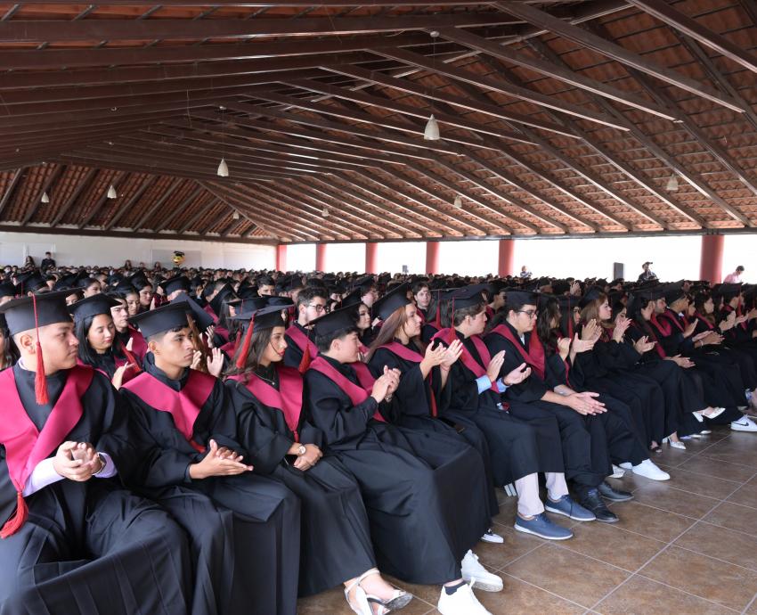 Apadrina Rector General a 270 bachilleres de Acatlán de Juárez y Villa Corona
