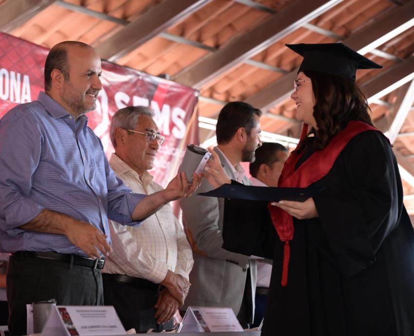 Apadrina Rector General a 270 bachilleres de Acatlán de Juárez y Villa Corona