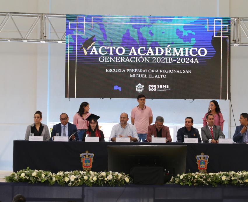 Por primera vez un rector apadrina a egresados de San Miguel el Alto