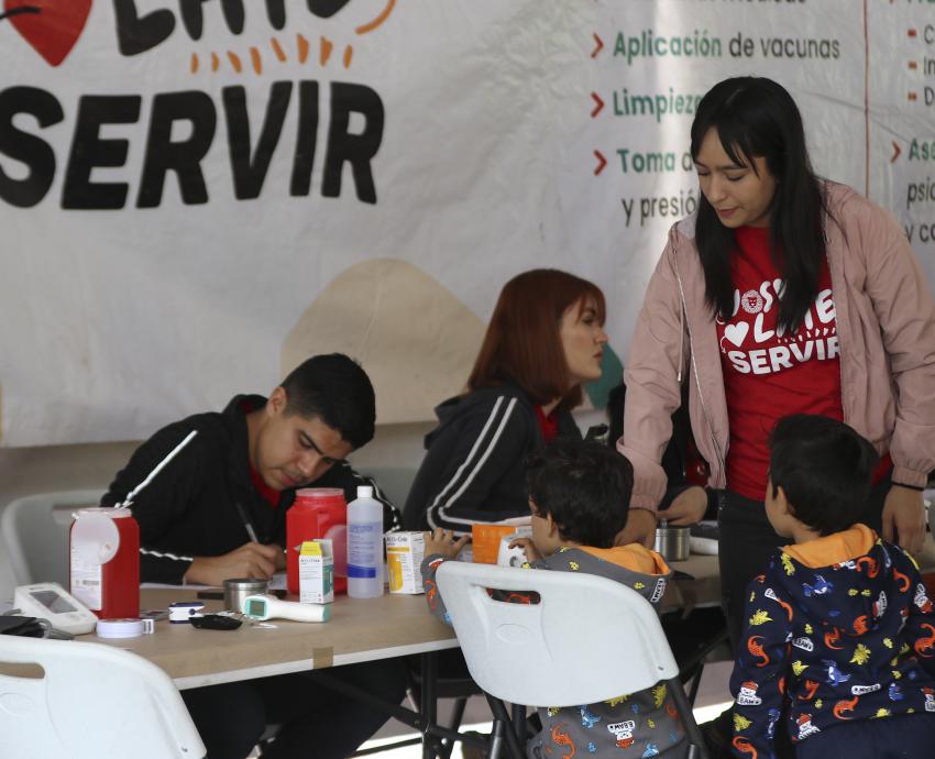 Refugiados reciben atención médica gratuita en brigadas “Nos late servir”