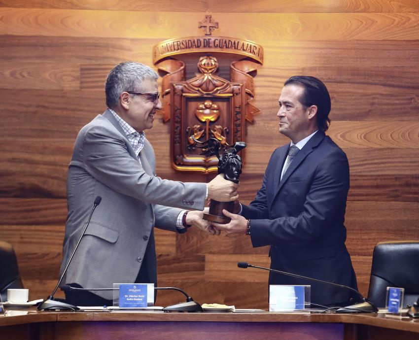 Entrega UdeG estafeta del Premio Jalisco de Periodismo a Universidad LAMAR