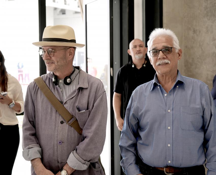 Craig Dykers inspecciona la construcción del Museo de Ciencias Ambientales