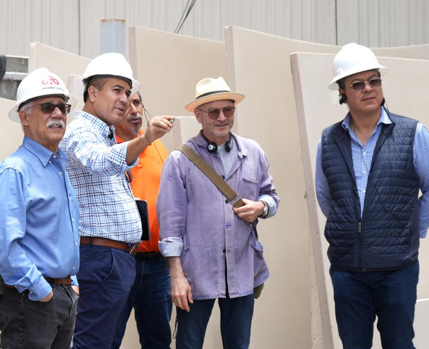 Craig Dykers inspecciona la construcción del Museo de Ciencias Ambientales