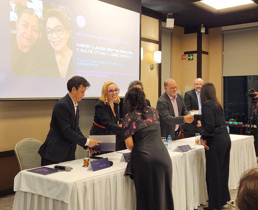 Premian excelencia en periodismo de salud
