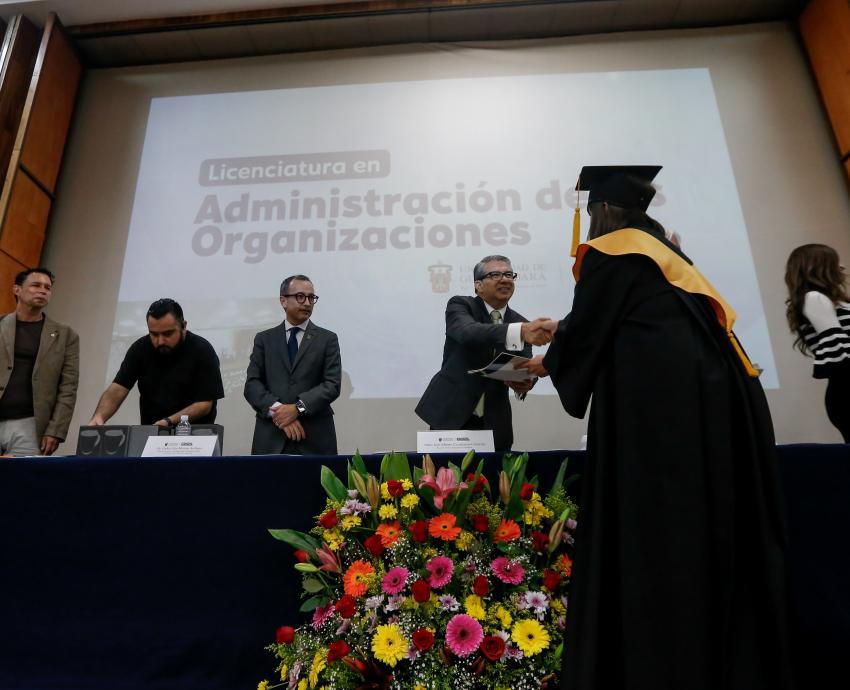 Egresan los primeros estudiantes del CUGDL