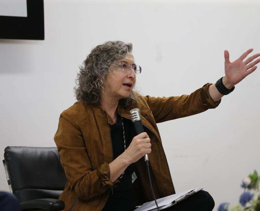 Analizan la función de intelectuales y académicos frente al poder