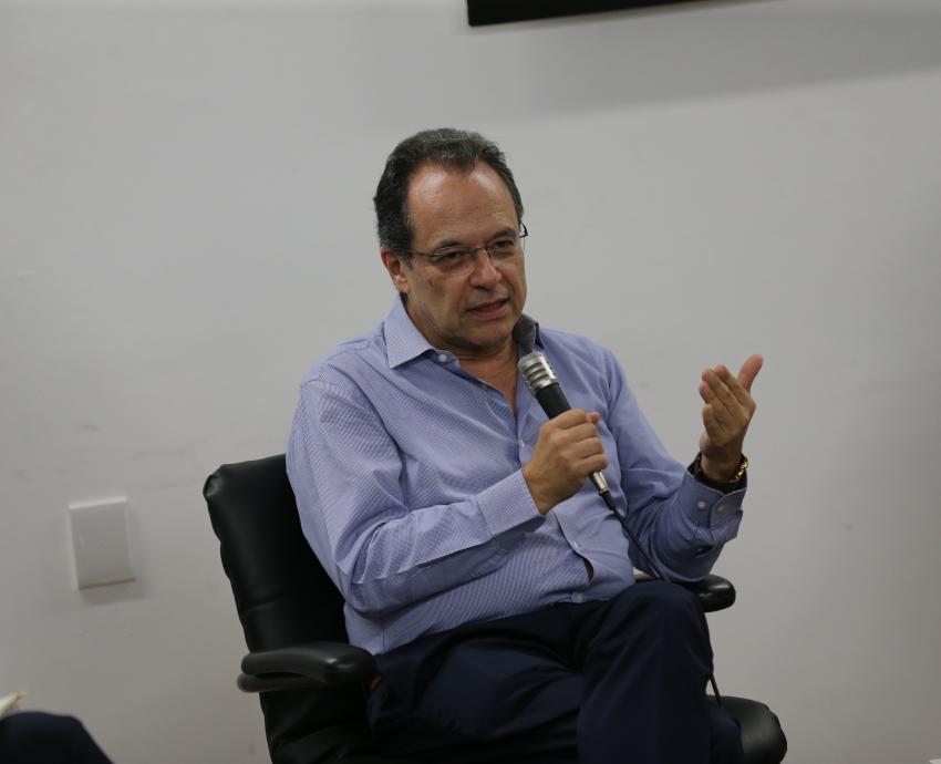 Analizan la función de intelectuales y académicos frente al poder