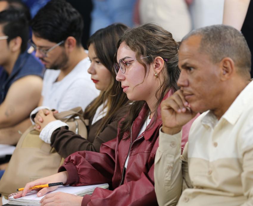Analizan la función de intelectuales y académicos frente al poder