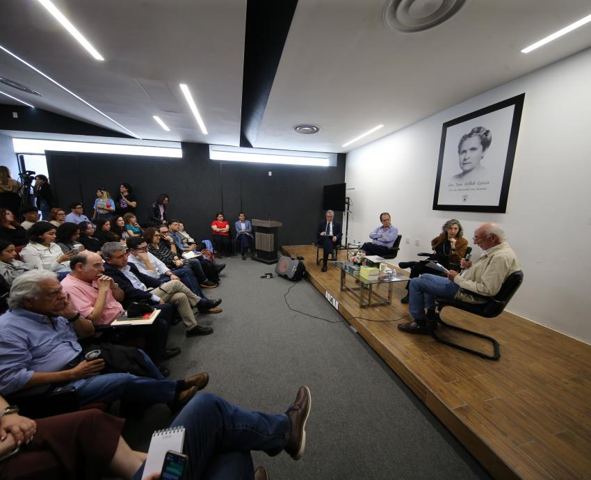 Analizan la función de intelectuales y académicos frente al poder