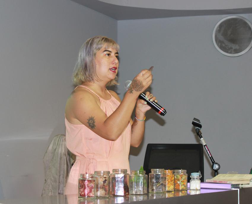Egresada del CUAAD presenta su libro “Cromática natural”