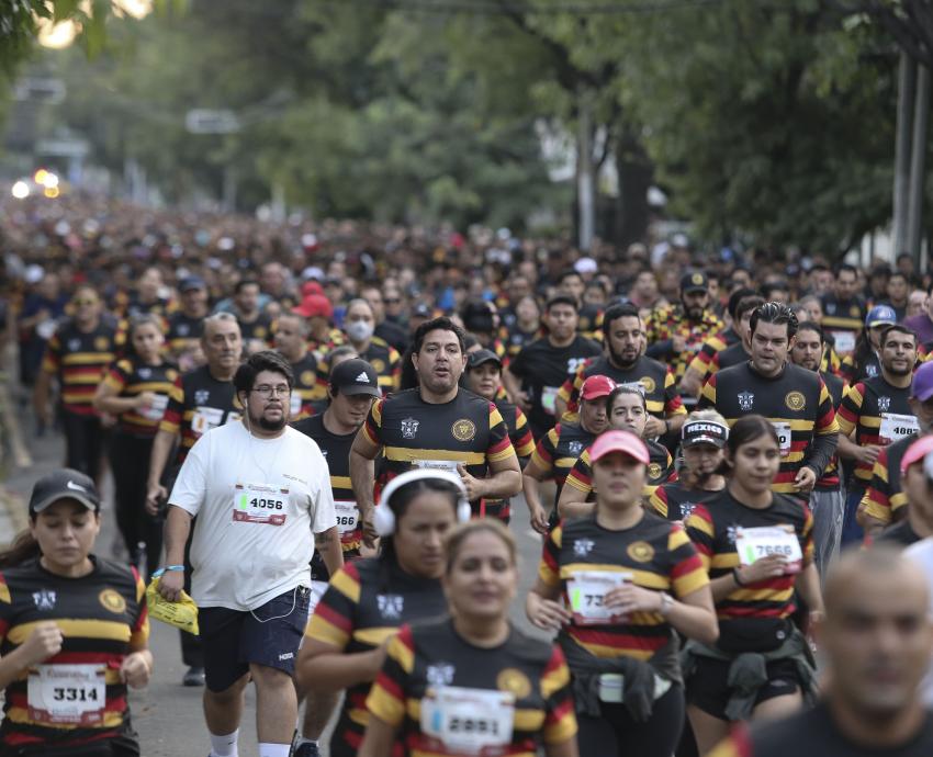 Ruge la manada en la 8va Carrera Leones Negros de la UdeG