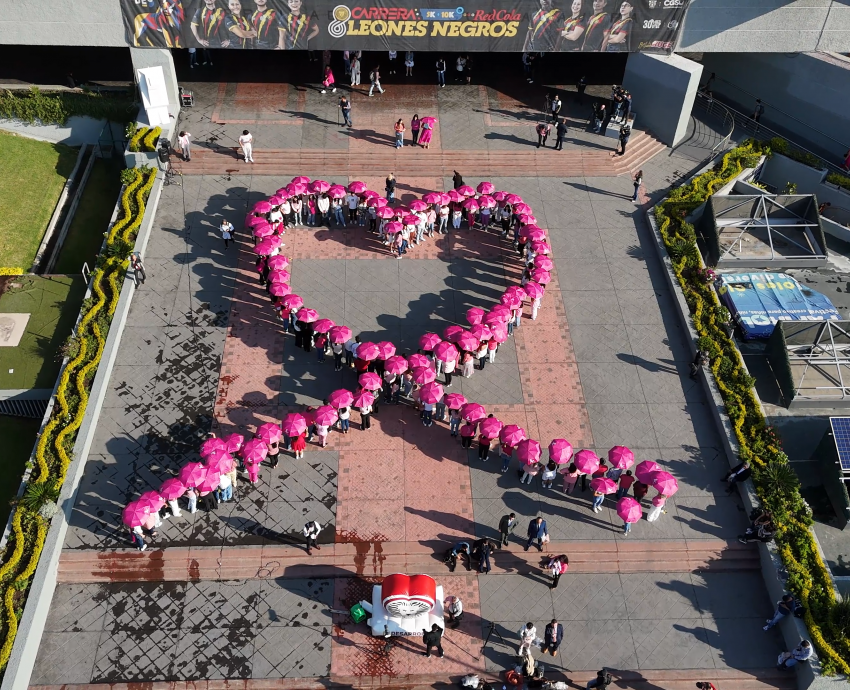 Universitarios forman listón humano rosa en apoyo a la lucha contra el cáncer de mama