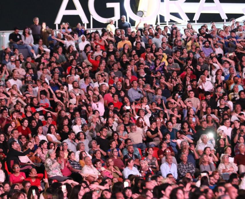Tres mil 500 personas tras proyección del concierto de Juan Gabriel
