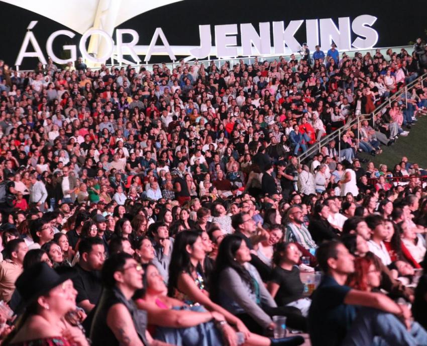 Tres mil 500 personas tras proyección del concierto de Juan Gabriel