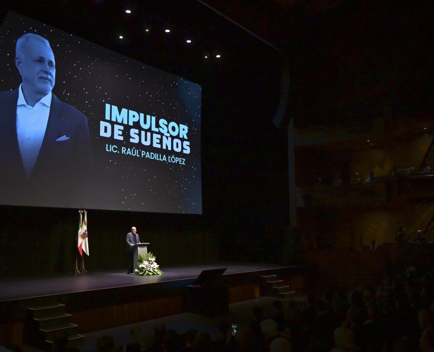Homenajean y develan escultura del licenciado Raúl Padilla López