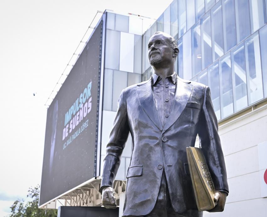 Homenajean y develan escultura del licenciado Raúl Padilla López
