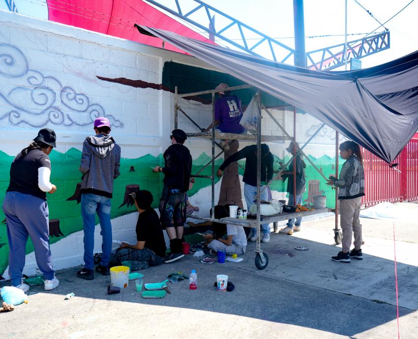 Estudiantes y profesores de la UdeG pintaron de colores y propuestas socioambientales muros de la ciudad