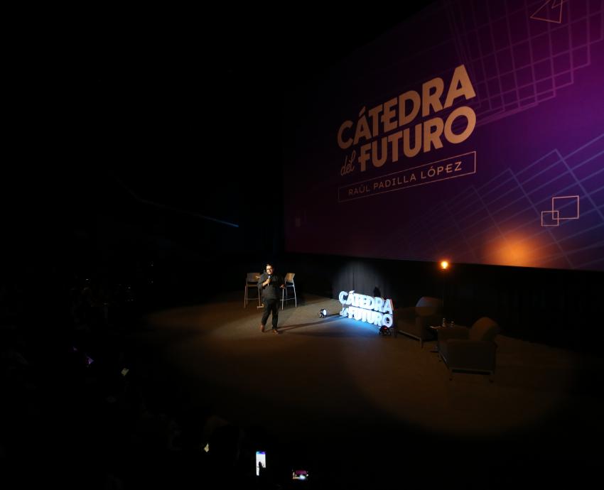 Imparte cátedra Julia Tagüeña Parga a estudiantes de la UdeG