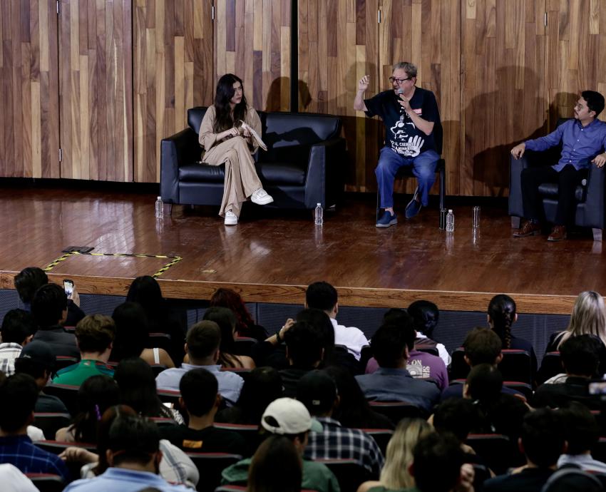 Provoca Paco Ignacio Taibo II a estudiantes de CUGDL aferrarse a la lectura