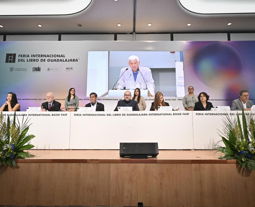 Entrega por primera vez STAUdeG Presea Abigail López y López a la Rectora General electa Karla Planter