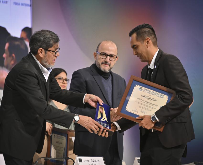 Entrega por primera vez STAUdeG Presea Abigail López y López a la Rectora General electa Karla Planter