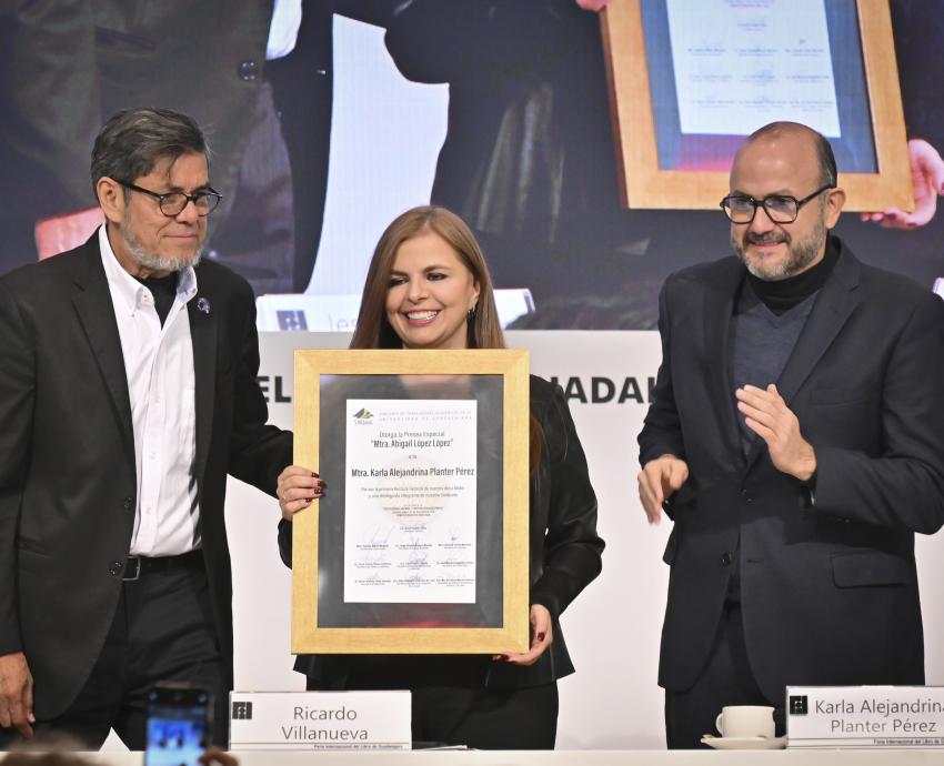 Entrega por primera vez STAUdeG Presea Abigail López y López a la Rectora General electa Karla Planter