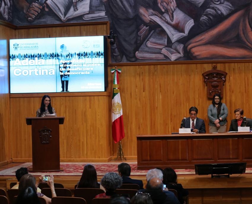 Llama la filósofa española Adela Cortina a reconocer la pobreza para enfrentarla