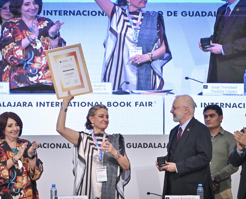 Carmen Beatriz López-Portillo Romo recibe el Homenaje al Bibliófilo en FIL 2024