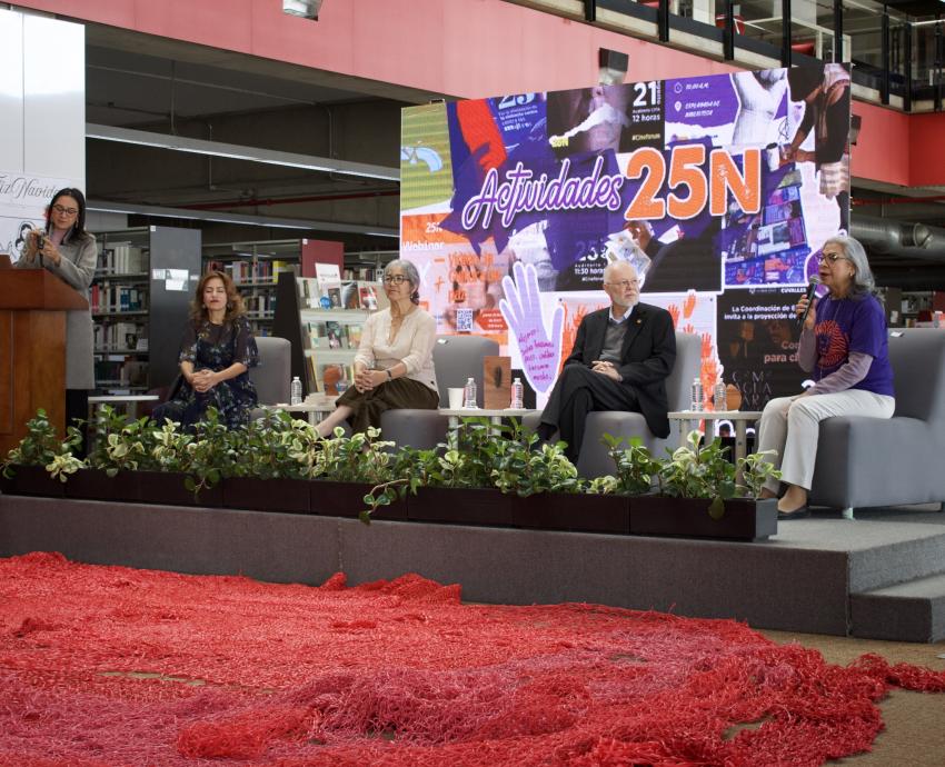 Instalan la red tejida roja sobre el edificio de la BPEJ Juan José Arreola