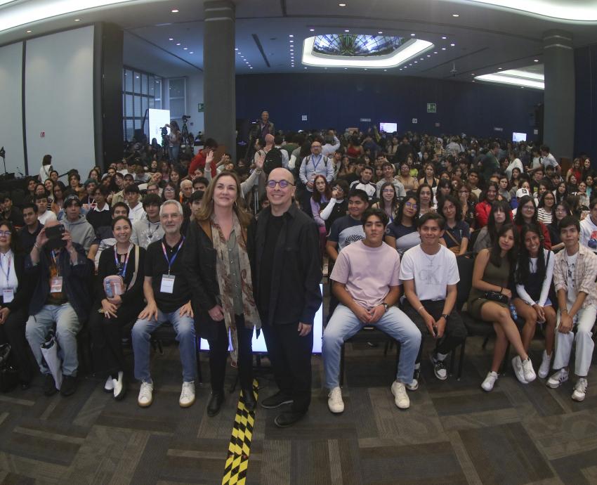 Mil Jóvenes con Felice Bauer y Gregorio Samsa 