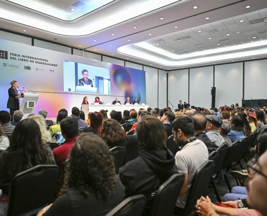 Recibe Gabriela Cabezón Cámara Premio Sor Juana Inés de la Cruz 2024