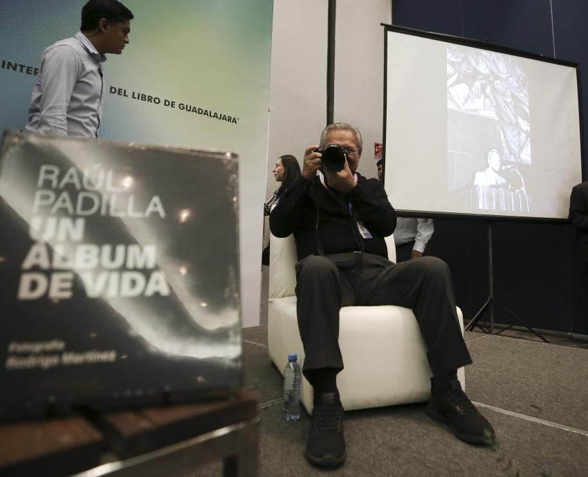 Relatan en imágenes vida y obra de Raúl Padilla, en la FIL