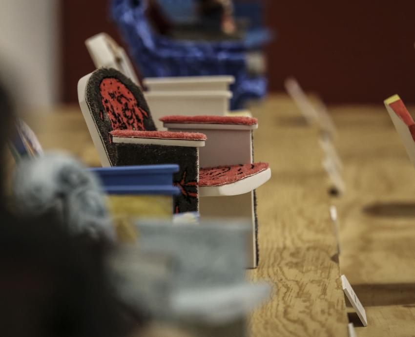 Premio convertido en arte: butacas intervenidas por diversos artistas se exponen en el MUSA 